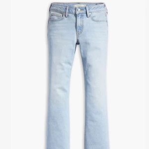 Low waist Levis jeans  - Säljer dessa jättesnygga Levis jeans i storlek 29, jag är 176 och de passar mig i längden. Säljer pga de kommer inte till användning. (Skriv gärna och fråga om de finns kvar innan du köper)💗