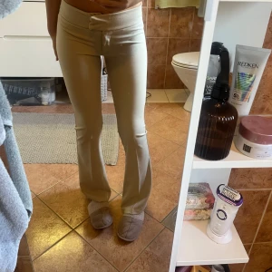 Superfina beige kostymbyxor🌟🌟 - Säljer dessa då dem inte passade mig, aldrig använda!