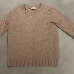 Stickad tröja från Vila  - Använt skick, är i en rosa nyans.Fler bilder skickas vid intresse💗
