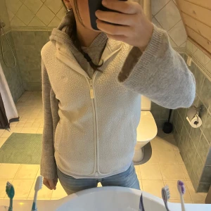 Teddyväst - Köpte den förra året men använde inte alls mycket så den är fortfarande i bra skick. Supersnygg att ha nu på hösten🩷 Den har en liten fläck som inte syns när man har på sig västen, men den syns på sista bilden🩷 Priset kan diskuteras!