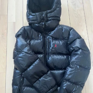 Ralph lauren jacka  - Säljer denna princip oanvända Ralph lauren jackan då den är för liten för mig. Skit snygg! Jätte varm och en toppen vinterjacka!! 