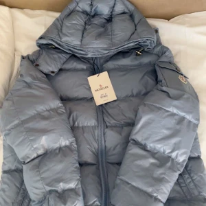 Moncler jacka  - Fet moncler maya som nu e sälsynt, köpte för några år sedan men bara använd på några tillfällen