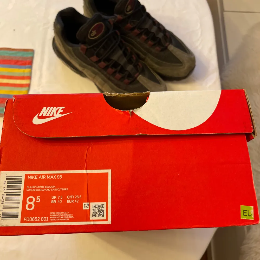 Jag säljer mina air max 95 black earth då de har blivit för små. De är använda väldigt varsamt och är därmed i väldigt bra skick. Box medföljer! Tveka inte med att fråga om du har några frågor.. Skor.