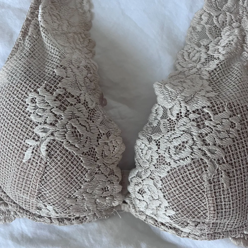 krämvit Intimissimi bh i modellen ”Elena pretty flowers” strl 70b. Den är jättefräsch & nästintill helt oanvänd, har dock ett pyttelitet hål (bild 5) men det ska gå att sy igen. Nypris är 499:-. Köp min intimissimitröja & få den för 280:- istället 💓. Toppar.