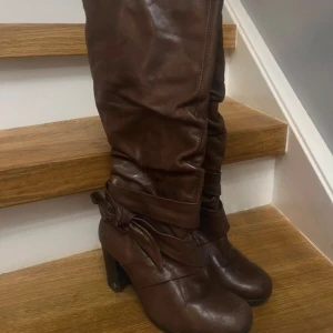 Bruna boots - Säljer dessa jättefina boots till hösten! Storlek 38 vet ej hur höga💕💞