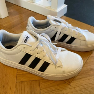 Adidas skor 💓 - Väldigt bra skick, knappt använda 💕 hör av er vid frågor & lägg gärna bud!! ☺️