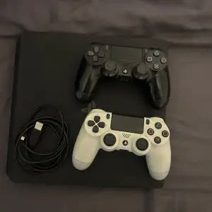 Här har jag ett Ps4 i Slim edition med två konsoler som är helt felfria. Den kommer även med flera olika spel såsom fortnite, 3 olika FIFA samt Call of duty.  