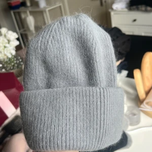 Grå mössa  - Från julidesign