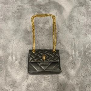 Kurt Geiger liknande väska  - Säljer min jätte fina Kurt geiger liknande väska då den inte kommer till användning. Köpte för ca ett år sen o inte använd så mycket så den är i bra skick. Pris kan diskuteras