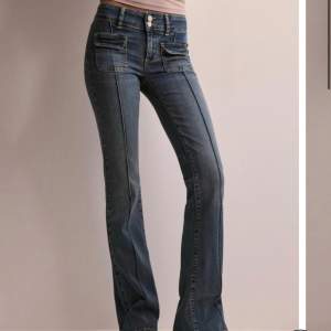 Nästan helt oanvända Low Waist Bootcut Pocket Jeans från Nelly. Säljer pågrund av att dem är för stora. Skriv för fler bilder eller frågor💗Köpt för 700!