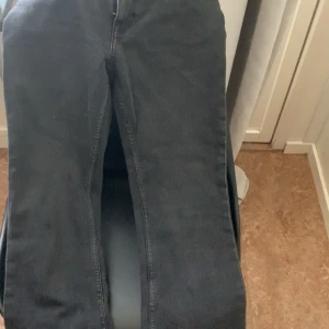 Monki low waist bootcut - Super snygga low waist jeans. Två fläcker bak som troligen går bort enkelt i tvätten. Nypris 500. Tveka inte på att fråga frågor🤗 