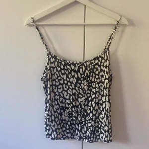 Topp - Topp från Gina tricot, har använts en del och är i hyfsat bra skick.