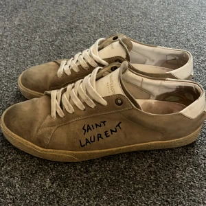 Saint Laurent skor - Tjena! Säljer nu dessa goa saint Laurent dojjor, dom e använda men har mycke kvar o ge! Köpta av arvidsellout, så kan garantera äktenhet. Hör av dig vid fler frågo//Laim