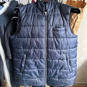 John Henric väst - Säljer denna snygga John Henric västen( inköpt hösten 2023) då jag inte använder den längre. Västen har inga defekter varken vid fickor eller på. Det är bara att höra sig om man undrar över något🤩