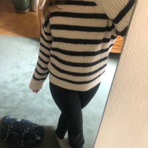 Jätte fin randig tröja - Säljer min super fina stickade tröja från hm och är i skälvklart jätte fint skick. Är i xs men passar mig som e s. Säljer 200 vid snabba köp. Kontakta mig om ni undrar något eller vill köpa❤️