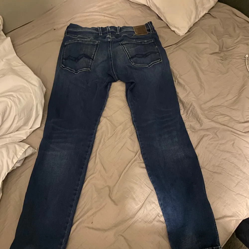 Tja! Säljer ett par snygga blå jeans från Replay, modell Anbass hyperflex. Jeansen är i gott skick och använda 3-5 gånger.. Jeans & Byxor.