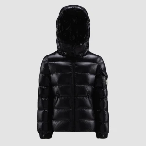 Moncler jacka  - Säljer denna moncler jackan i modellen bady dawn jacket, den är endast använd under en Sparsamt använd,  Den är i storlek 14 y som motsvarar xs/ s beroende på hur man vill att den ska sitta❤️skriv vid fler frågor! Äkta bevis finns!nypris:9300❤️