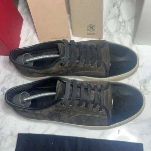 Lanvin skor - Säljer dessa feta lanvin skor. Skicket på skorna är 8/10 och dustbag ingår. Nypriset är 5200, mitt pris är 2399kr. Det finns inga stora defekter på skorna. Skriv vid minsta fråga eller fundering!