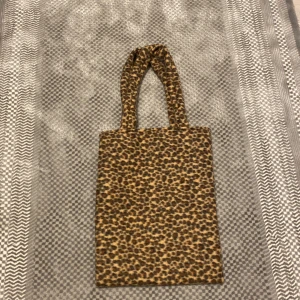 Den är jätte Skön man kan ha vad men Vill i den jag tycke om den jätte mycke och den är jätte snyg i verkligheten tycker jag - Du kan använda den Vart du vill den skulle passa jätte bra med en lång svart klänning har inte använt den tyckte den va fin jag köpte den för 257 sek 