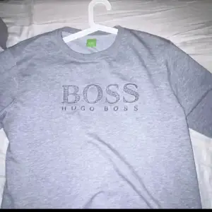 Hugo boss tröja säljs för bra pris. 