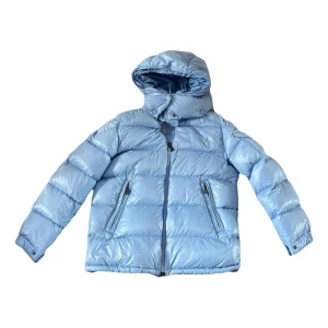 Baby Blue Moncler Maya - Säljer en baby blue moncler jacka, säljer pga använder ej länge, nypris ligger på 14999kr, säljer för 7899kr. Pris kan diskuteras vid snabb affär 