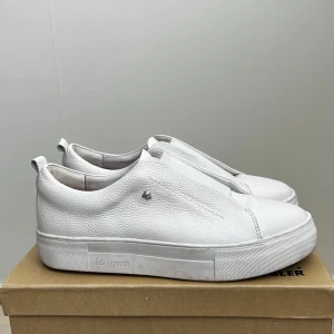 Vita sneakers!  - Superfina vita sneakers från märket K.cobler!  Använda väldigt lite men tvättar såklart innan jag skickar!