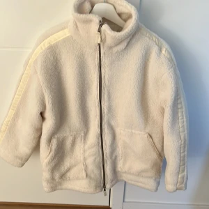 Teddyjacka - Säljer denna teddyjackan i storlek M. Passar även s och xs om man vill ha den oversized. Aldrig använd då den är lite för kort i armarna för mig. Skriv för privata bilder.