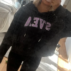 Svea hoodie - Nästan aldrig använd, kortare i modellen men större armar