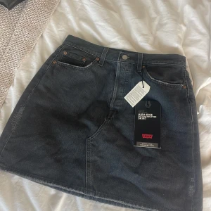 Levis svart jeanskjol - Prislappen kvar. Storlek 28. Aldrig använda!