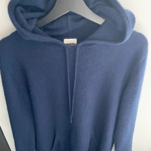 John Henric Kashmir Hoodie - Hej! Säljer denna fina och sköna hoodie från John Henric i mycket bra skick. Storleken är L men sitter som en M (Jag brukar ha M men den passar mig bra) Hoodien är köpt på NK i GBG men har ej kvitto. Har du frågor, skriv!🤩