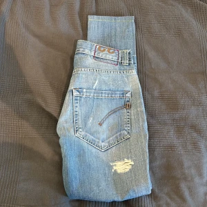 Dondup jeans - Säljer dessa feta dondup jeans som har riktigt feta slitningar! Skick 9/10 nypris: 3500 mitt pris: 899
