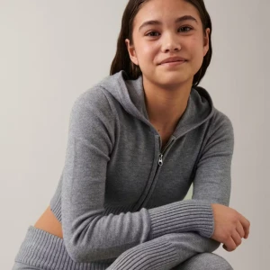 Stickad tröja från Gina  - Säljer min gråa zip Hoodie från Gina Tricot då den aldrig  kommer till användning. Den är i jättefint skick och har använts en gång. Köpt för 250 säljer för 130. 