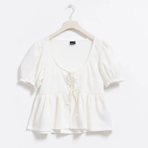 Tie in front top - Tie in front top från gina i storlek M, helt oanvänd. Nypris 280kr<3