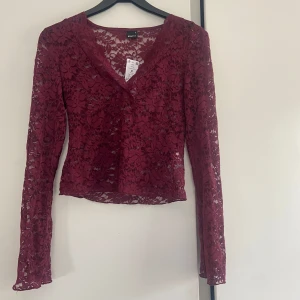 Spets topp - Säjer än jättefin topp som är helt ny med prislappen på