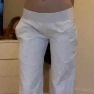 Vita byxor med dragkedja - Säljer ett par vita byxor som är superbekväma och stilrena. De har en dragkedja på sidan för enkel på- och avtagning. Perfekta för en avslappnad look eller när du vill klä upp dig lite mer. Passar till det mesta i garderoben! Märket är Vintage Roxy 