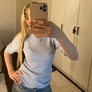 Ljusblå topp  - Så fin topp som tyvärr är sönder på ena axeln, kan säkert sys jätte enkelt!! 