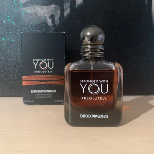 Swy Absolutely - Säljer denna knappt använda swy absolutely. Det är en riktigt god parfym som är perfekt till höst/vinter. Är ungefär 48ml kvar. Vid frågor skriv till mig.