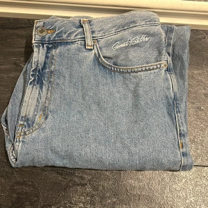 Sweet Sktbs - Säljer ett par oanvända jeans bra skick 9/10 Nypris 700 mitt pris 450 hör av dig vid frågor eller funderingar! Pris kan såklart diskuteras vid snabb affär🤩🤝