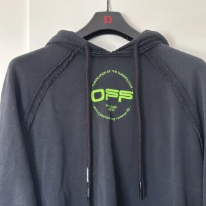 Off-White hoodie - Säljer denna hoodie från high end märket off white Storlek L, passar även Xl (lite oversized) Bra skick, inga hål eller fläckar.  Nypris ca 5-6 k Mitt pris 1300kr ink frakt 