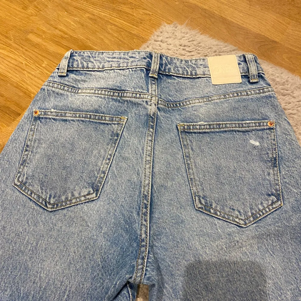 Säljer ett par snygga blå jeans från Zara. De har en klassisk femficksdesign och är tillverkade i slitstarkt denim. Perfekta för en avslappnad vardagslook!. Jeans & Byxor.