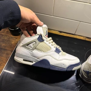 Jordan 4  - Dom är använda men väldigt bra skick. Har använt creaseskydd hela tiden. 