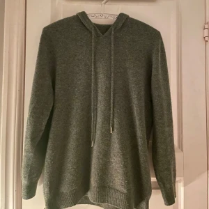 Merinoull hoodie - En riktigt snygg merinoull hoodie i ett sjukt bra skick utan några defekter.