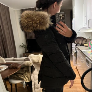 Hollies jacka - Endast använd under nån månad, storlek 40, skulle säga att det är som en M. Köpt på johnells för runt 3000kr. 1000kr