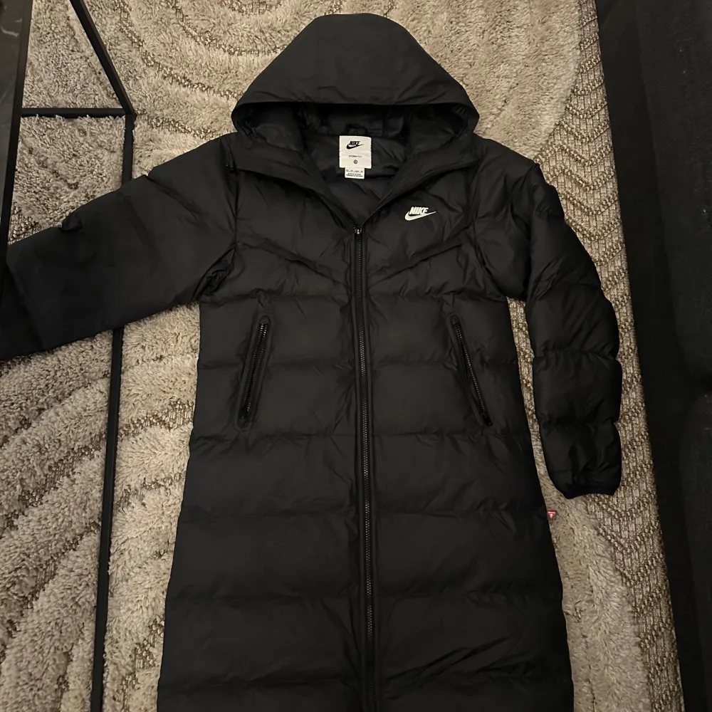 nike storm jacket. Lång nike jacka som är oerhört varm på vintern. Storlek är xs men passar S också. Köptes förra året från zalando, använts nån månad. Bra skick på jackan, det är den nyare modellen. Nypris är 3200. . Jackor.