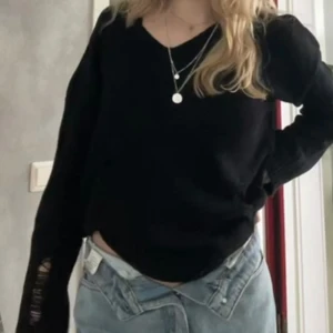 Stickad tröja  - Cool stickad tröja med ”slitningar” över hela. Köpt på zalando, inga defekter.