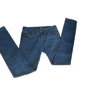 Dondup jeans - Blågrå feta dondup jeans med en riktigt fet dondup detalj, se 3:e bilden.  Nypris: oklart men vi tror runt 1500kr men vi säljer för endast 579kr  Skick:8,5 av 10 (inga defekter)  Frågor? Hör av er😊