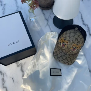 Gucci keps tiger  - Gucci keps i väldigt bra skick (9/10), har andvänds varsamt. Inga solskador eller andra defekter. Storlek S eller 56cm men kepsen är justerbar på baksidan. 