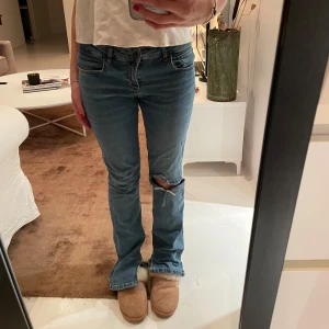 Bootcut Jeans med hål - Jätte snygga blå jeans! Bekväma och i bra skick💞