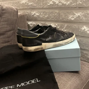 Philipe model skor  - Cond:7/10 täcken på användning Retail:4000kr Vårt pris:1399 