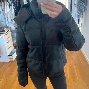 svart jacka - Säljer min svarta jacka från NA-KD då den inte kommer till användning längre💕 Köpt för 600kr och är som ny☺️